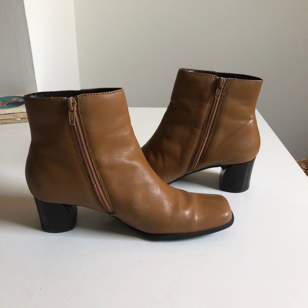 VINTAGE TAN BOOTS - Picture 2 of 4